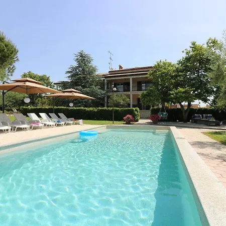 Cozy Mit Pool, Bbq-bereich, Kinderspielplatz, Babybett, Parkplatz, Klima * 포레치