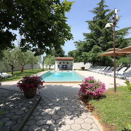 아파트 Cozy Mit Pool, Bbq-bereich, Kinderspielplatz, Babybett, Parkplatz, Klima 포레치