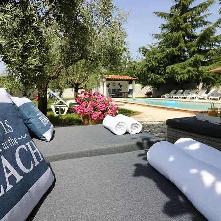 Cozy Mit Pool, Bbq-bereich, Kinderspielplatz, Babybett, Parkplatz, Klima 포레치