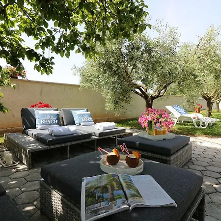 Cozy Mit Pool, Bbq-bereich, Kinderspielplatz, Babybett, Parkplatz, Klima * 포레치