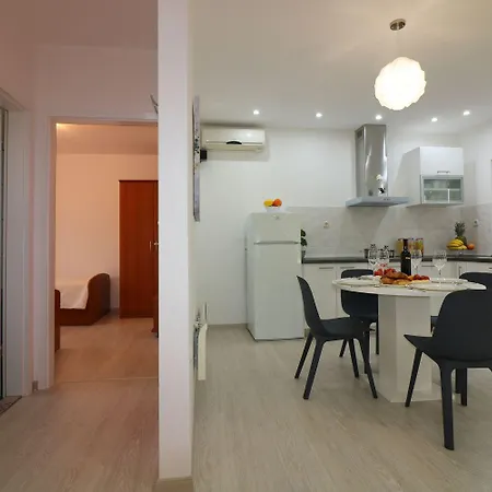 Cozy Mit Pool, Bbq-bereich, Kinderspielplatz, Babybett, Parkplatz, Klima 아파트