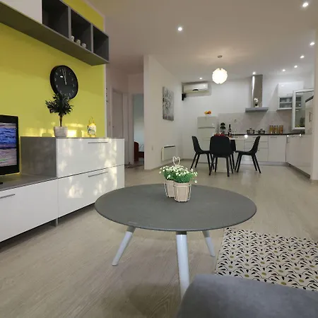 아파트 Cozy Mit Pool, Bbq-bereich, Kinderspielplatz, Babybett, Parkplatz, Klima 포레치