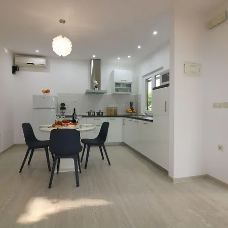 Cozy Mit Pool, Bbq-bereich, Kinderspielplatz, Babybett, Parkplatz, Klima 아파트