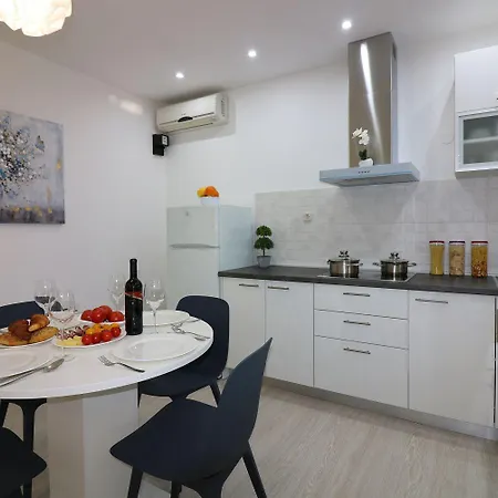 Cozy Mit Pool, Bbq-bereich, Kinderspielplatz, Babybett, Parkplatz, Klima 포레치