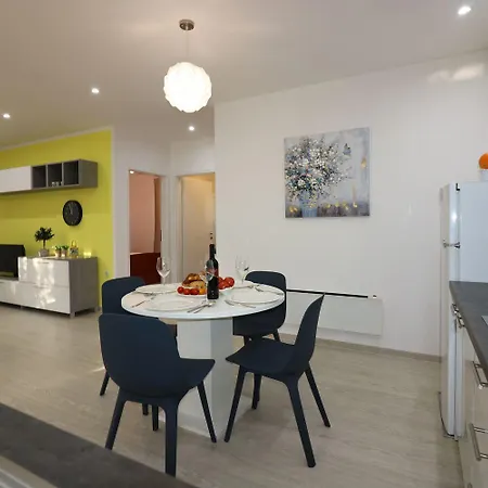아파트 Cozy Mit Pool, Bbq-bereich, Kinderspielplatz, Babybett, Parkplatz, Klima 포레치