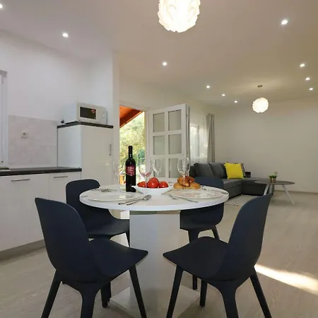 Cozy Mit Pool, Bbq-bereich, Kinderspielplatz, Babybett, Parkplatz, Klima 아파트