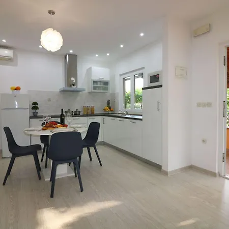 아파트 Cozy Mit Pool, Bbq-bereich, Kinderspielplatz, Babybett, Parkplatz, Klima