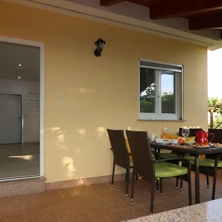 아파트 Cozy Mit Pool, Bbq-bereich, Kinderspielplatz, Babybett, Parkplatz, Klima *