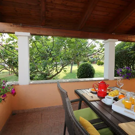 Cozy Mit Pool, Bbq-bereich, Kinderspielplatz, Babybett, Parkplatz, Klima 포레치