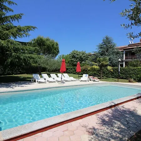Cozy Mit Pool, Bbq-bereich, Kinderspielplatz, Babybett, Parkplatz, Klima 아파트 포레치