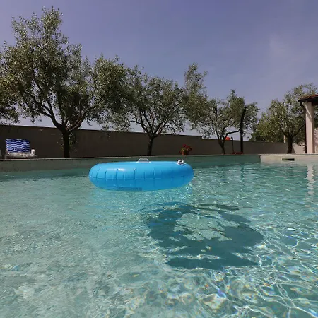 아파트 Cozy Mit Pool, Bbq-bereich, Kinderspielplatz, Babybett, Parkplatz, Klima