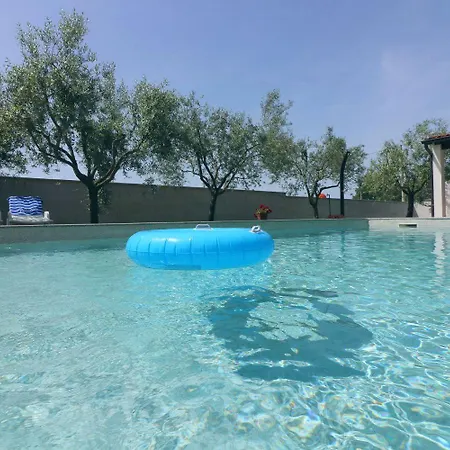 아파트 Cozy Mit Pool, Bbq-bereich, Kinderspielplatz, Babybett, Parkplatz, Klima 포레치