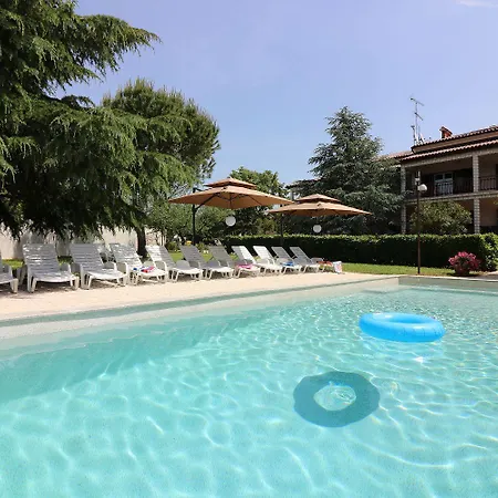 아파트 Cozy Mit Pool, Bbq-bereich, Kinderspielplatz, Babybett, Parkplatz, Klima 포레치