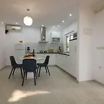 Cozy Mit Pool, Bbq-bereich, Kinderspielplatz, Babybett, Parkplatz, Klima Appartement